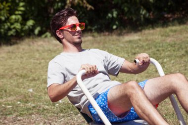 kürek makine açık üzerinde genç adam