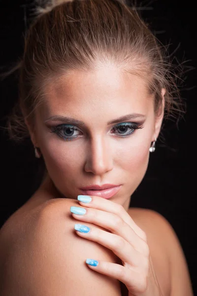 Skönhet unga blonda kvinnan stående blå ögon hår i bulle — Stockfoto
