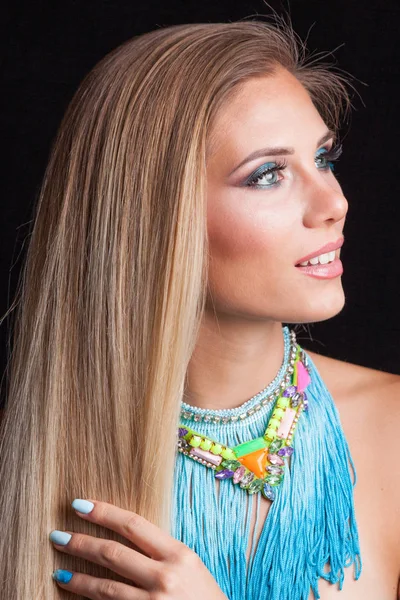 Belleza joven mujer rubia retrato con gran collar azul con —  Fotos de Stock