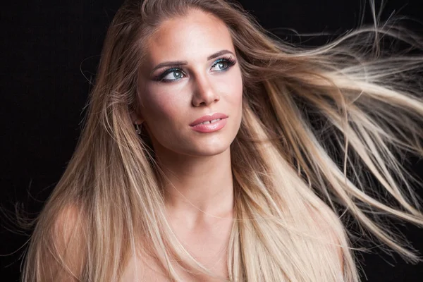 Longo saudável cabelo loiro jovem mulher retrato — Fotografia de Stock