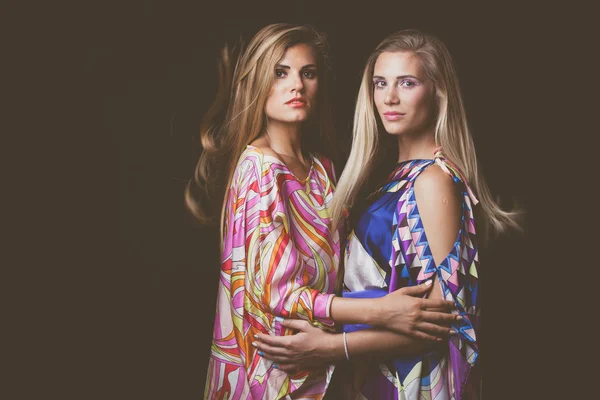 Dvě blond mladé ženy krása módní portrét v barevné hedvábné — Stock fotografie