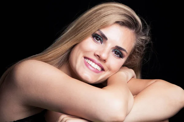 Beleza loira jovem mulher retrato com sorriso perfeito — Fotografia de Stock