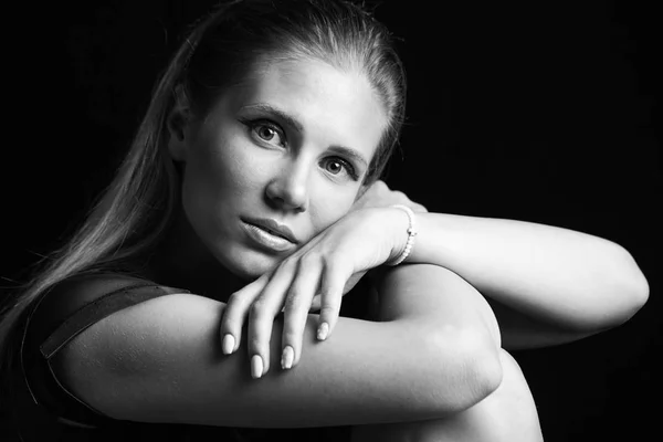 Bela loira menina retrato no preto e branco estúdio — Fotografia de Stock