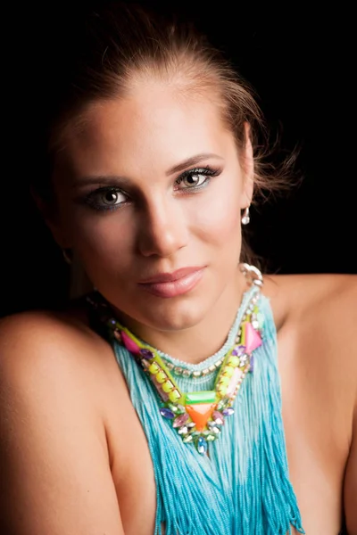 Joven mujer rubia retrato con gran collar azul —  Fotos de Stock