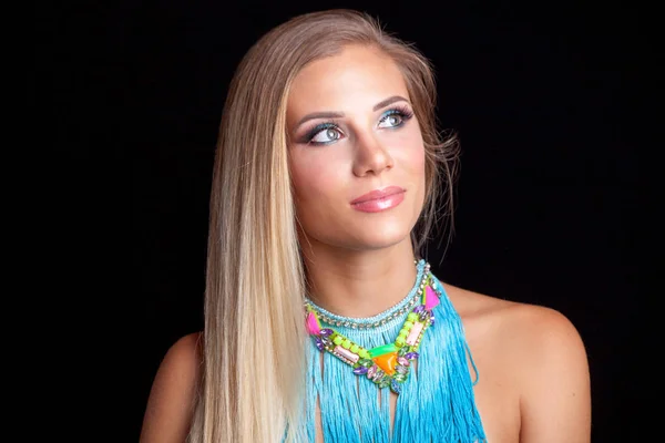 Portret van de jonge blonde vrouw met grote blauwe halsketting — Stockfoto