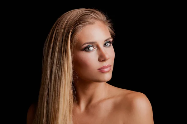 Красивая молодая блондинка зеленые глаза женщина с длинным стрейт здоровья — стоковое фото