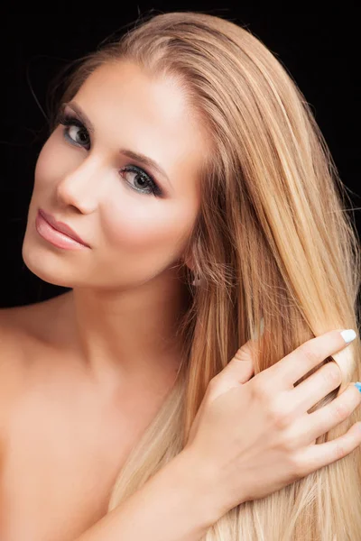 sarışın genç kadın portre sağlıklı uzun düz saçlı