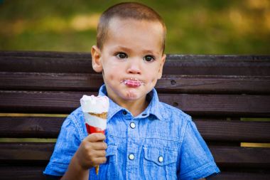 küçük çocuk zevk parkta dondurma yeme