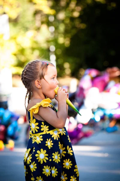 여름 날 공원에서 아이스크림을 먹는 귀여운 소녀 — 스톡 사진