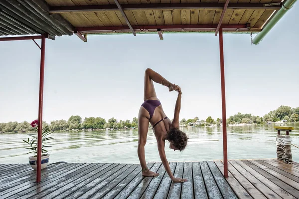 Été yoga femme faire du yoga sur le radeau de rivière — Photo