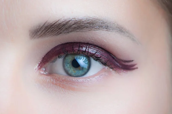 Oeil vert femme avec un studio de maquillage humide parfait — Photo