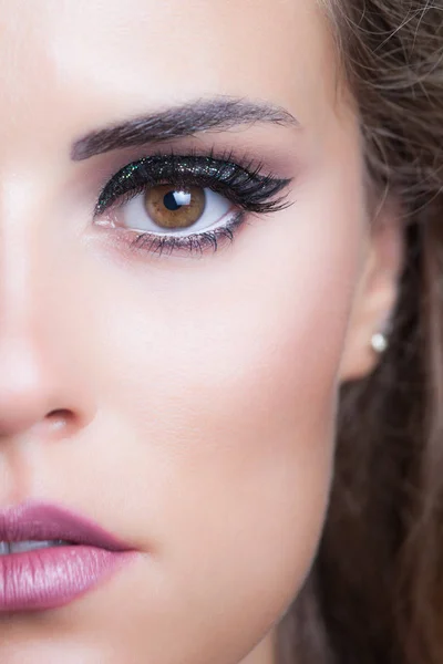 Beauty ung kvinna porträtt med glittrande kvällen makeup studi — Stockfoto