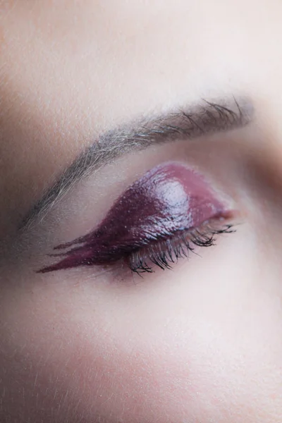 Mulher olho fechado com perfeito estúdio de maquiagem molhada — Fotografia de Stock