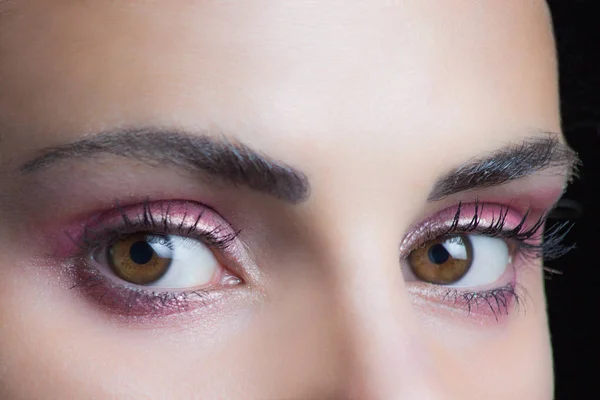 Olhos de mulher com perfeito rosa sombra molhada closeup estúdio — Fotografia de Stock