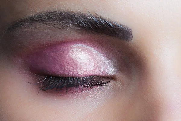 Žena zavřel oči, s perfektní růžové mokré eyeshadow detailním studiem — Stock fotografie