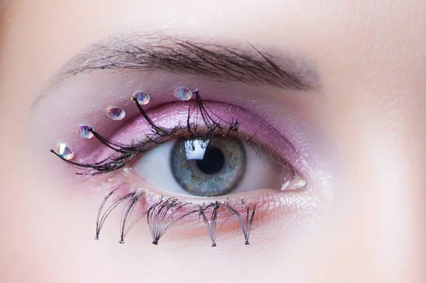 Woman oko z kryształów i makijaż różowy cień do powiek — Zdjęcie stockowe