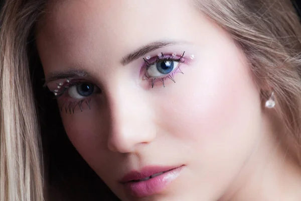 Портрет молодой блондинки с кристаллами макияжа — стоковое фото