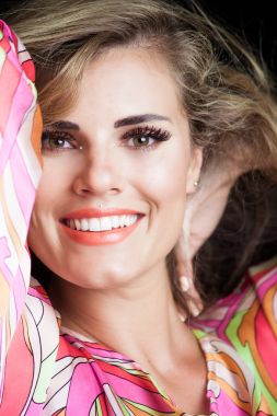 ipeksi renkli elbise gülümseyen sarışın kız Güzellik Portresi