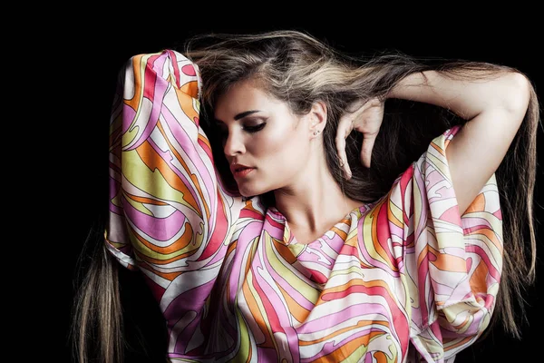 Menina loira com cabelo muito longo retrato de beleza em colorfu sedoso — Fotografia de Stock