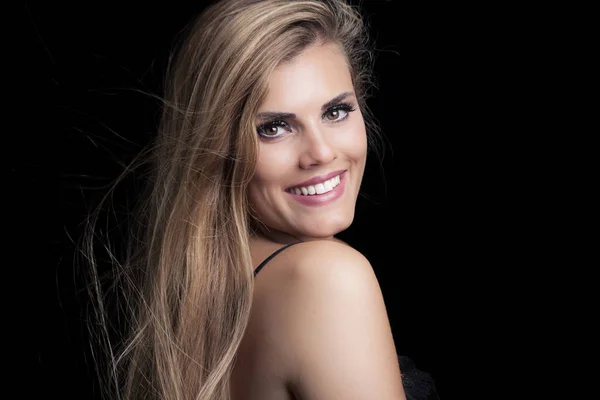 Blond skönhet ung kvinna porträtt med perfekt leende — Stockfoto