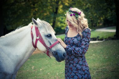 Genç boho tarzı kadın pat Park at yaz gün