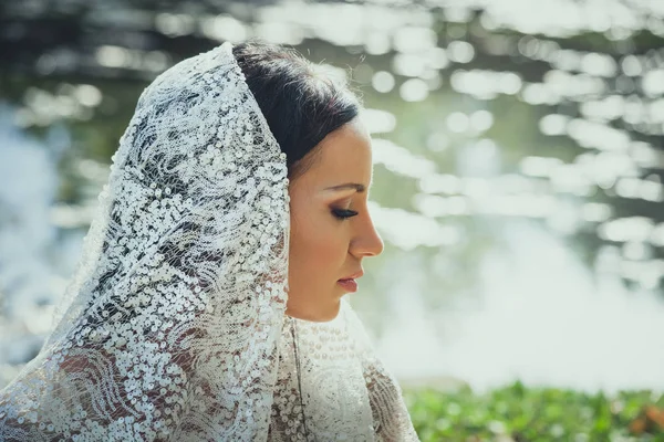 Portrait nuptial de belle femme aux yeux bleus avec voile de dentelle outd — Photo