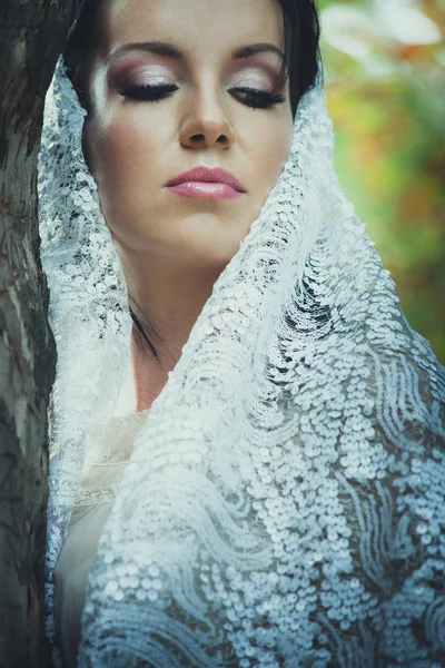 Bridal portrait of beautiful blue eyes woman with lace veil outd — Stock Photo, Image