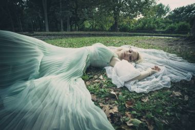 güzel gelin portre yalan çim örtü etrafındaki ile