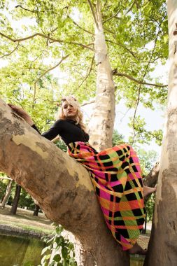 Boho romantik tarzı yalınayak sarışın genç kadın uzun renkli