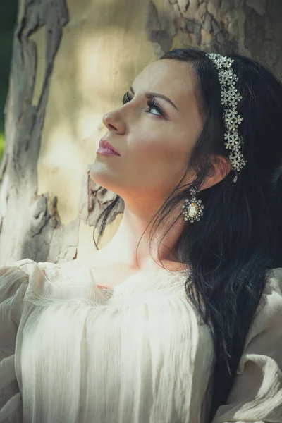 Jolie jeune femme en robe romantique et décoration de cheveux portrai — Photo