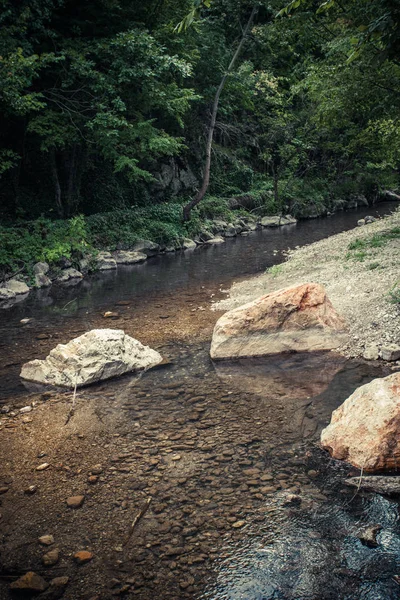 Pequeno rio de montanha com muitas pedras e rochas — Fotografia de Stock