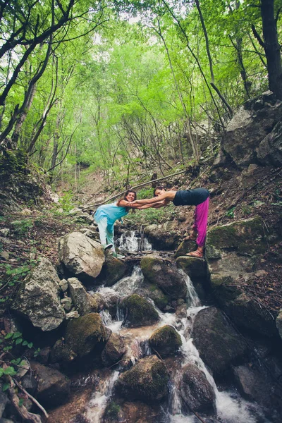 Paar Frauen genießen es, in der Natur auf Felsen auf einem kleinen Berg zu stehen — Stockfoto
