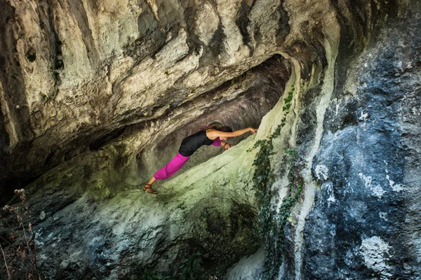 出差到山的小山洞女人练习瑜伽 — 图库照片