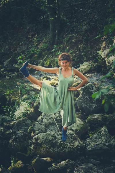 Jeune femme pratique le yoga en plein air dans le lit de la rivière de petite montagne — Photo