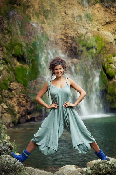 Souriant jeune femme posant devant cascade été — Photo