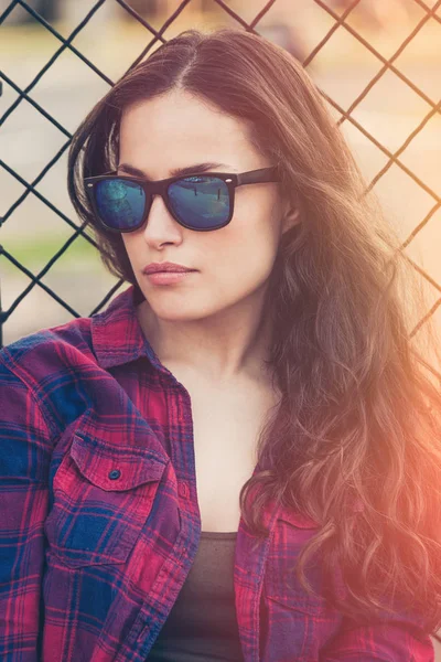 Bonito urbano jovem mulher retrato com óculos de sol — Fotografia de Stock