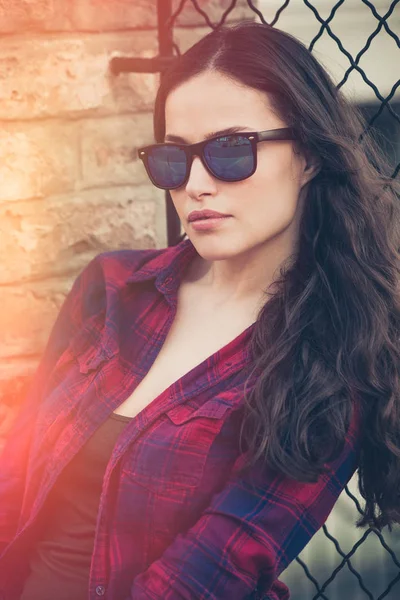 Ganska urbana unga kvinnan stående med solglasögon — Stockfoto
