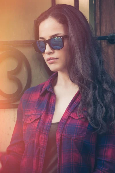 Retrato de mujer joven bastante urbana en la ciudad con gafas de sol — Foto de Stock