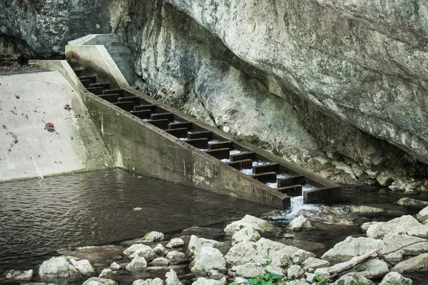 Teil eines kleinen Wasserkraftwerks am Gebirgsfluss — Stockfoto