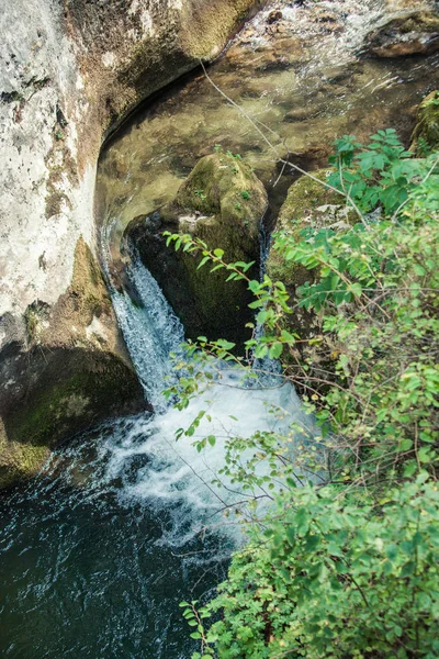 En del av mountain river med små vattenfall — Stockfoto