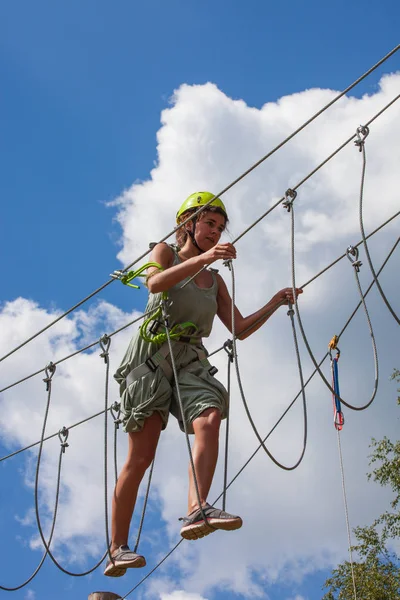 Jeune femme dans le parc d'aventure défi d'été — Photo