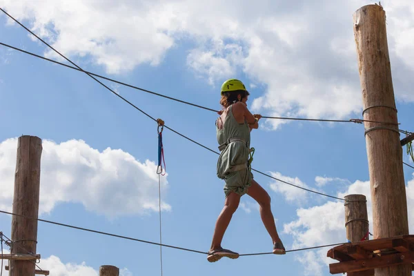 Fiatal nő adventure park nyári kihívás — Stock Fotó