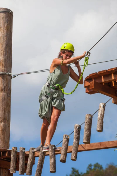 Fiatal nő adventure park nyári kihívás — Stock Fotó