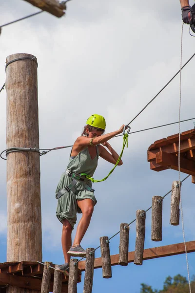 Fiatal nő adventure park nyári kihívás — Stock Fotó