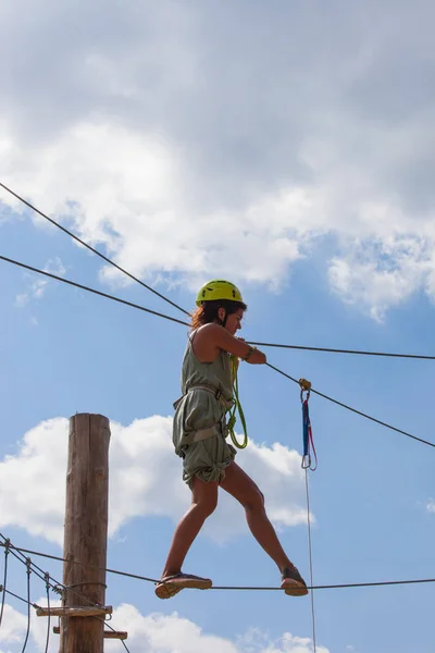 Fiatal nő adventure park nyári kihívás — Stock Fotó