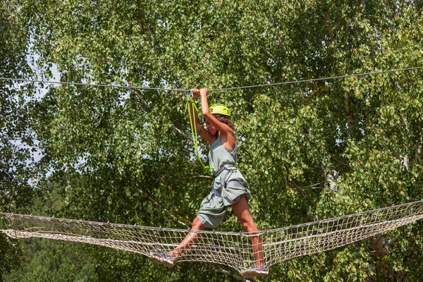 Νεαρή γυναίκα στην πρόκληση καλοκαίρι πάρκο περιπέτειας — Φωτογραφία Αρχείου
