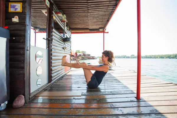 genç kadının karın kasları tarafından açık için egzersiz yapması 