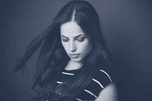 Sensual cabelo escuro jovem mulher retrato no bw estúdio tiro — Fotografia de Stock