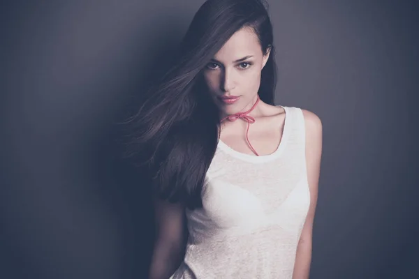 Bonito cabelo escuro jovem mulher retrato no branco t-shirt estúdio — Fotografia de Stock