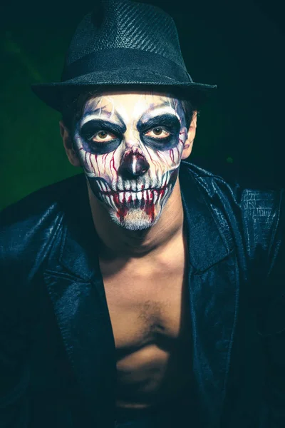 Enge halloween skeleton man in de jas en hoed — Stockfoto